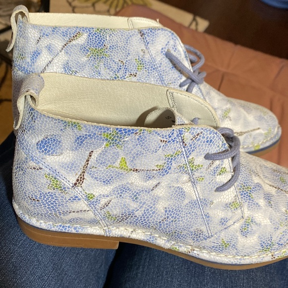 HUSH PUPPIES leather lace up booties. Beautiful blue shimmer floral pattern. - Picture 2 of 9